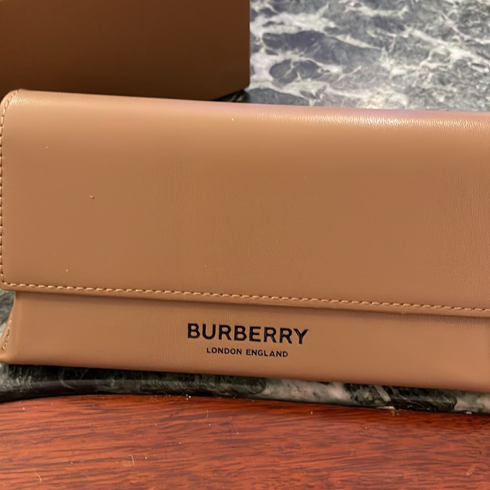 NWOB Burberry Eyeglasses Sunglasses Case With Cloth.6.9L, 2.5W 3.5D. Tan